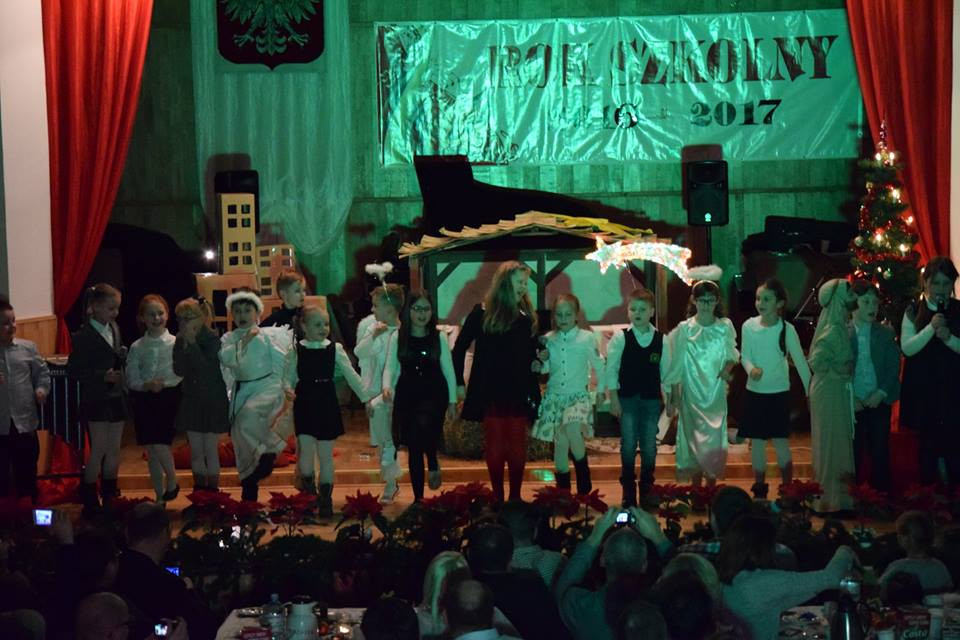 Radosna Wigilia rodziców, uczniów oraz grona pedagogicznego Katolickiego Pallotyńskiego Liceum, Gimnazjum i Szkoły Podstawowej w Chełmnie