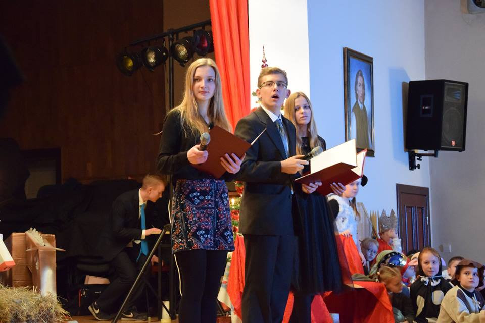 Radosna Wigilia rodziców, uczniów oraz grona pedagogicznego Katolickiego Pallotyńskiego Liceum, Gimnazjum i Szkoły Podstawowej w Chełmnie