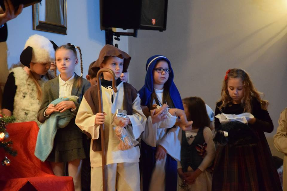 Radosna Wigilia rodziców, uczniów oraz grona pedagogicznego Katolickiego Pallotyńskiego Liceum, Gimnazjum i Szkoły Podstawowej w Chełmnie