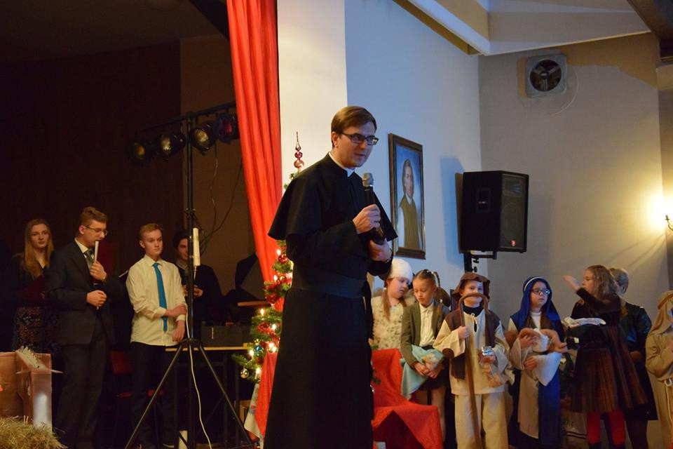 Radosna Wigilia rodziców, uczniów oraz grona pedagogicznego Katolickiego Pallotyńskiego Liceum, Gimnazjum i Szkoły Podstawowej w Chełmnie