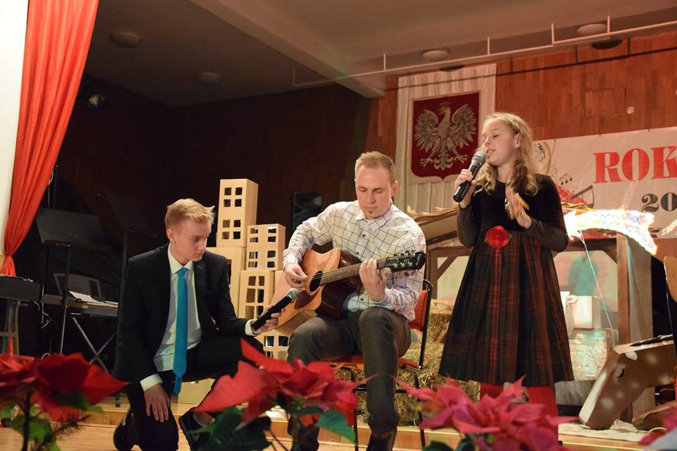 Radosna Wigilia rodziców, uczniów oraz grona pedagogicznego Katolickiego Pallotyńskiego Liceum, Gimnazjum i Szkoły Podstawowej w Chełmnie