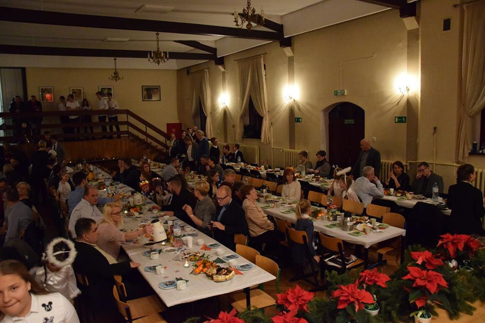 Radosna Wigilia rodziców, uczniów oraz grona pedagogicznego Katolickiego Pallotyńskiego Liceum, Gimnazjum i Szkoły Podstawowej w Chełmnie