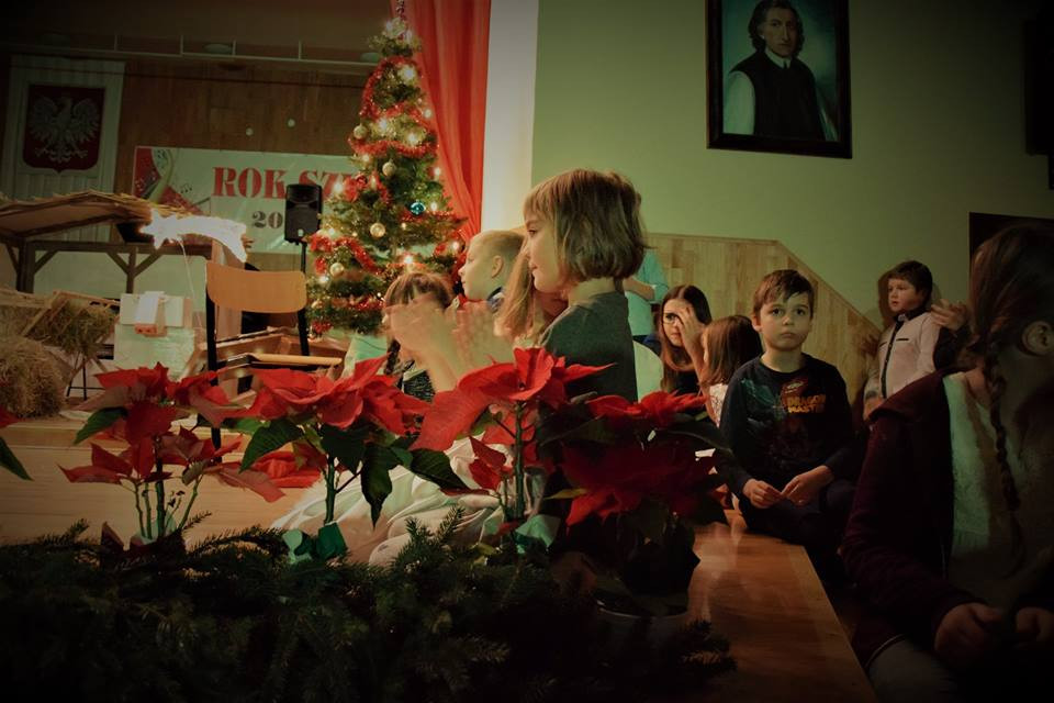 Radosna Wigilia rodziców, uczniów oraz grona pedagogicznego Katolickiego Pallotyńskiego Liceum, Gimnazjum i Szkoły Podstawowej w Chełmnie