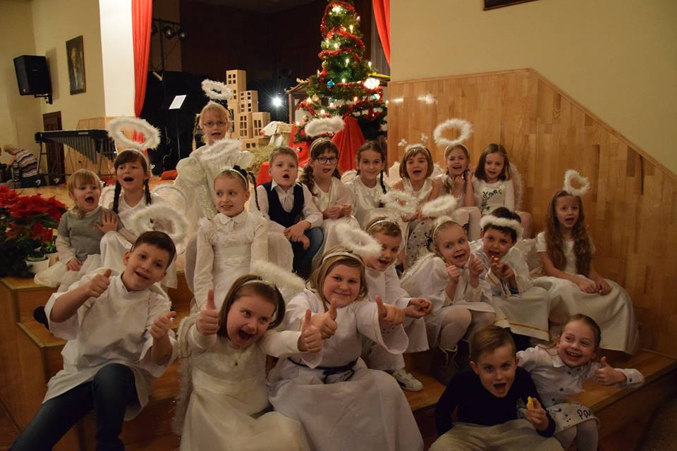 Radosna Wigilia rodziców, uczniów oraz grona pedagogicznego Katolickiego Pallotyńskiego Liceum, Gimnazjum i Szkoły Podstawowej w Chełmnie