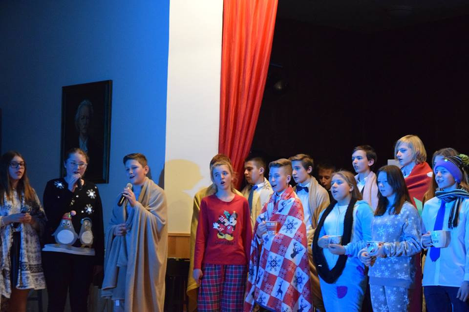 Radosna Wigilia rodziców, uczniów oraz grona pedagogicznego Katolickiego Pallotyńskiego Liceum, Gimnazjum i Szkoły Podstawowej w Chełmnie