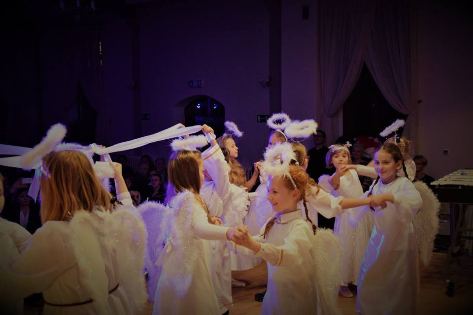 Radosna Wigilia rodziców, uczniów oraz grona pedagogicznego Katolickiego Pallotyńskiego Liceum, Gimnazjum i Szkoły Podstawowej w Chełmnie