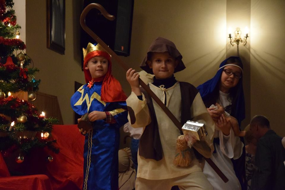 Radosna Wigilia rodziców, uczniów oraz grona pedagogicznego Katolickiego Pallotyńskiego Liceum, Gimnazjum i Szkoły Podstawowej w Chełmnie