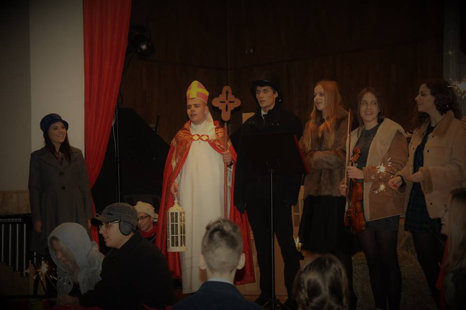 Radosna Wigilia rodziców, uczniów oraz grona pedagogicznego Katolickiego Pallotyńskiego Liceum, Gimnazjum i Szkoły Podstawowej w Chełmnie