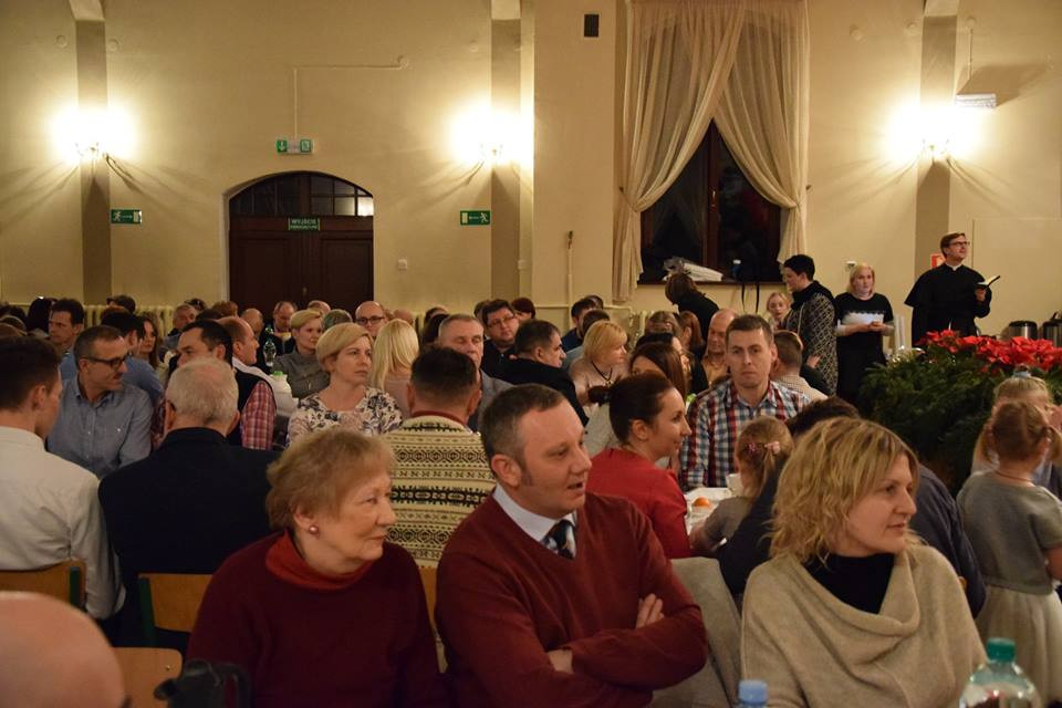 Radosna Wigilia rodziców, uczniów oraz grona pedagogicznego Katolickiego Pallotyńskiego Liceum, Gimnazjum i Szkoły Podstawowej w Chełmnie