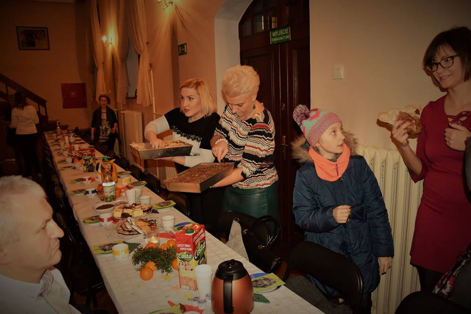 Radosna Wigilia rodziców, uczniów oraz grona pedagogicznego Katolickiego Pallotyńskiego Liceum, Gimnazjum i Szkoły Podstawowej w Chełmnie