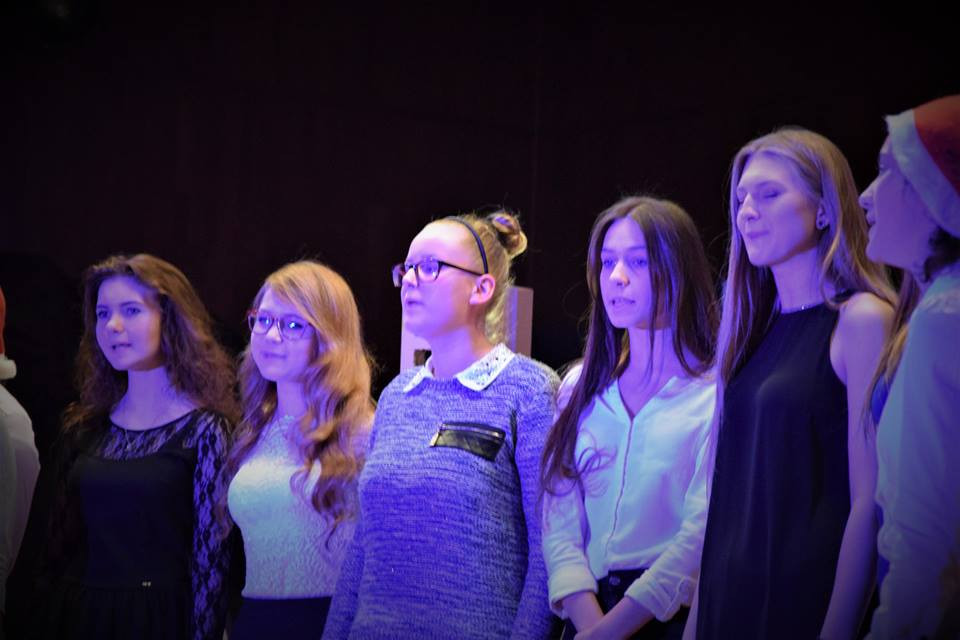 Radosna Wigilia rodziców, uczniów oraz grona pedagogicznego Katolickiego Pallotyńskiego Liceum, Gimnazjum i Szkoły Podstawowej w Chełmnie