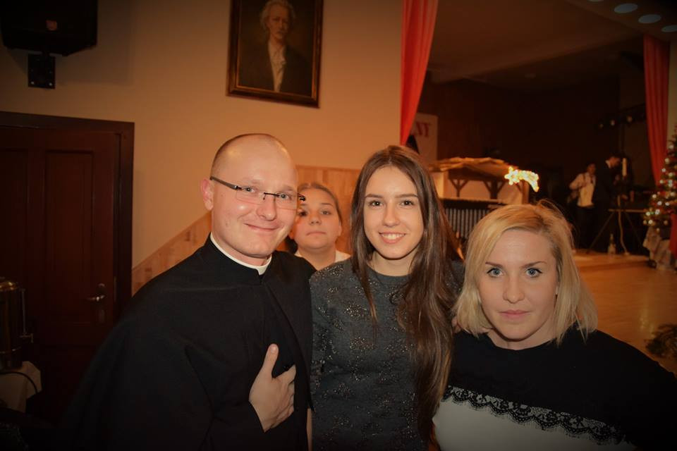 Radosna Wigilia rodziców, uczniów oraz grona pedagogicznego Katolickiego Pallotyńskiego Liceum, Gimnazjum i Szkoły Podstawowej w Chełmnie