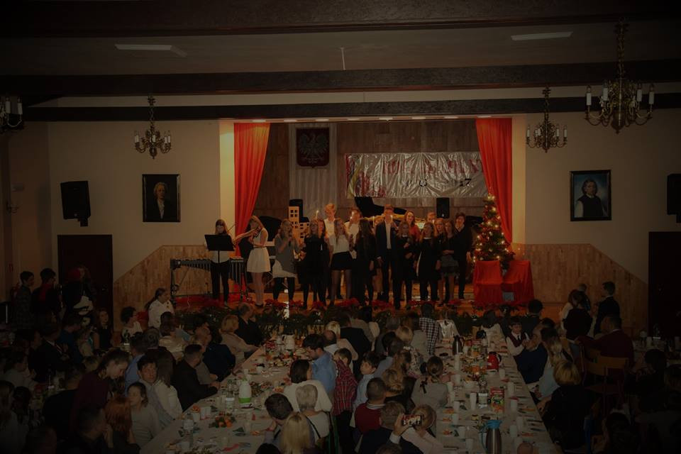 Radosna Wigilia rodziców, uczniów oraz grona pedagogicznego Katolickiego Pallotyńskiego Liceum, Gimnazjum i Szkoły Podstawowej w Chełmnie