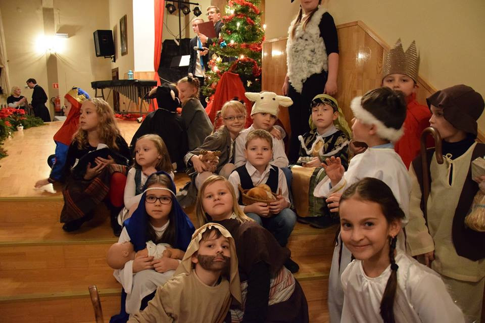 Radosna Wigilia rodziców, uczniów oraz grona pedagogicznego Katolickiego Pallotyńskiego Liceum, Gimnazjum i Szkoły Podstawowej w Chełmnie