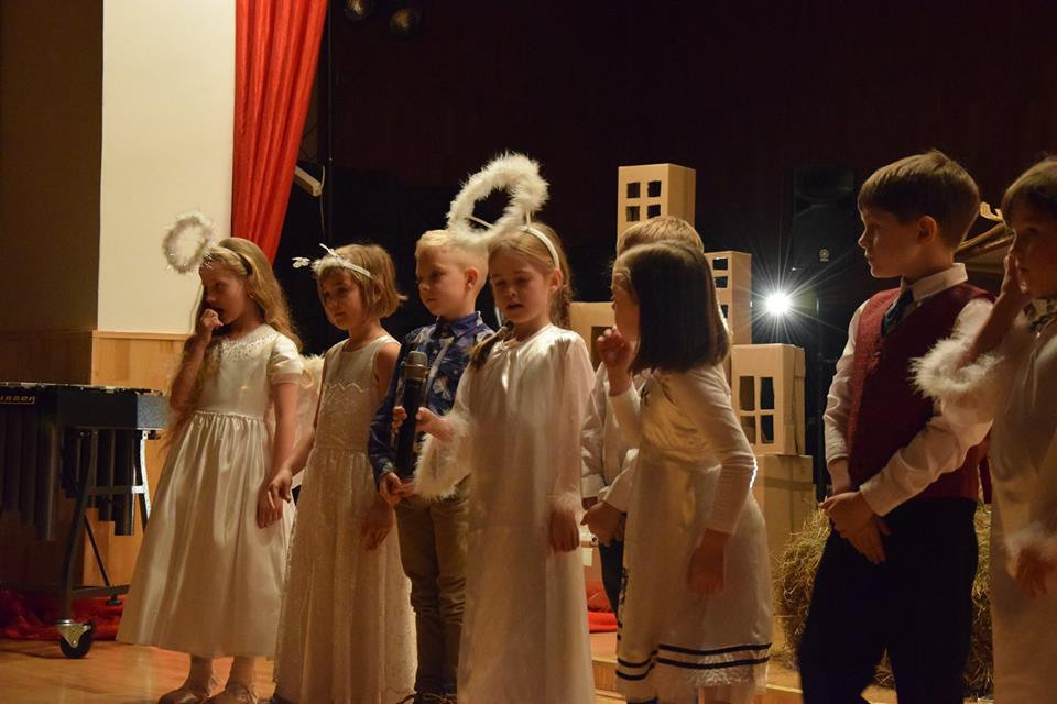 Radosna Wigilia rodziców, uczniów oraz grona pedagogicznego Katolickiego Pallotyńskiego Liceum, Gimnazjum i Szkoły Podstawowej w Chełmnie