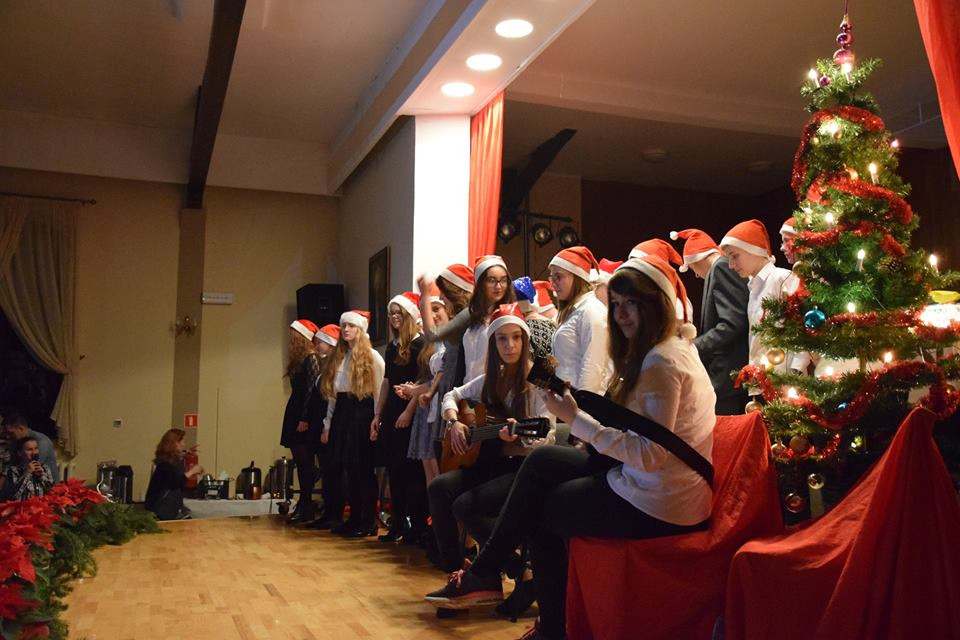 Radosna Wigilia rodziców, uczniów oraz grona pedagogicznego Katolickiego Pallotyńskiego Liceum, Gimnazjum i Szkoły Podstawowej w Chełmnie