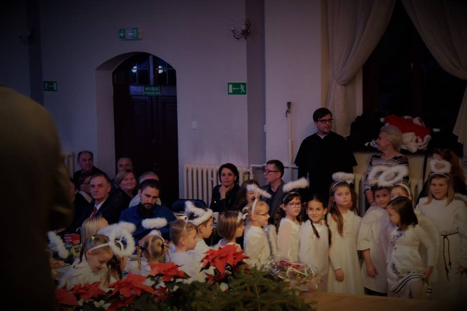 Radosna Wigilia rodziców, uczniów oraz grona pedagogicznego Katolickiego Pallotyńskiego Liceum, Gimnazjum i Szkoły Podstawowej w Chełmnie