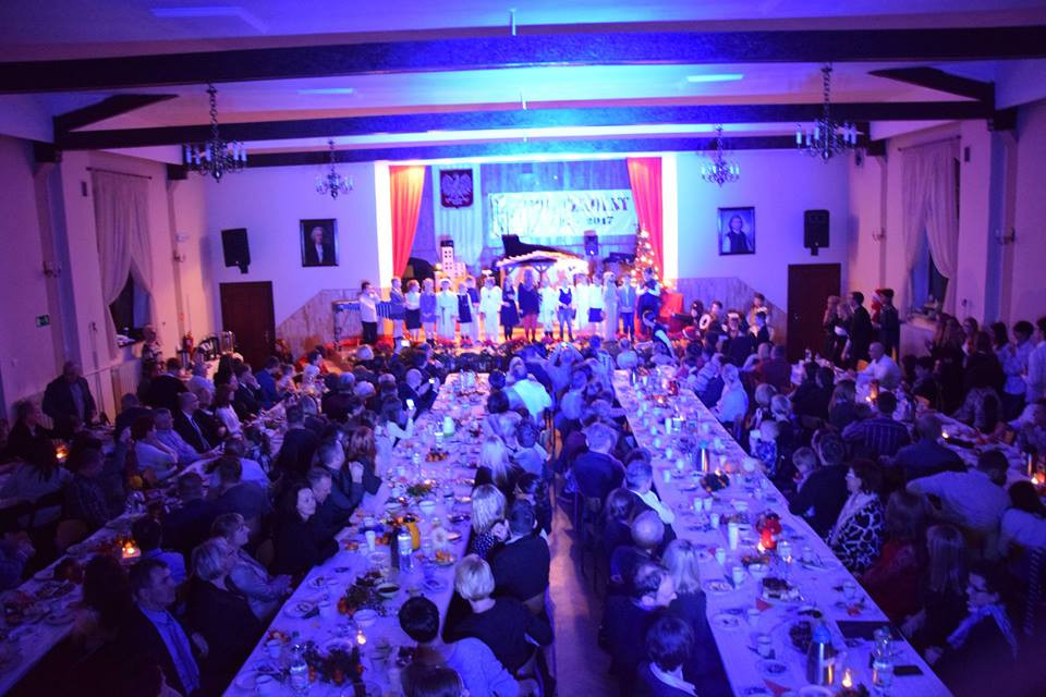 Radosna Wigilia rodziców, uczniów oraz grona pedagogicznego Katolickiego Pallotyńskiego Liceum, Gimnazjum i Szkoły Podstawowej w Chełmnie