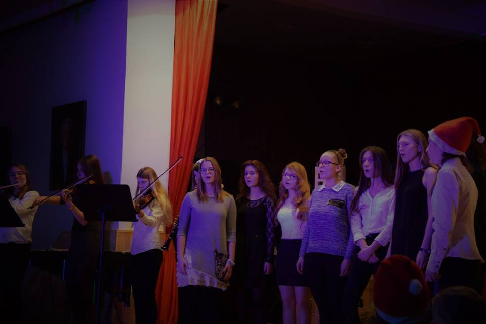 Radosna Wigilia rodziców, uczniów oraz grona pedagogicznego Katolickiego Pallotyńskiego Liceum, Gimnazjum i Szkoły Podstawowej w Chełmnie