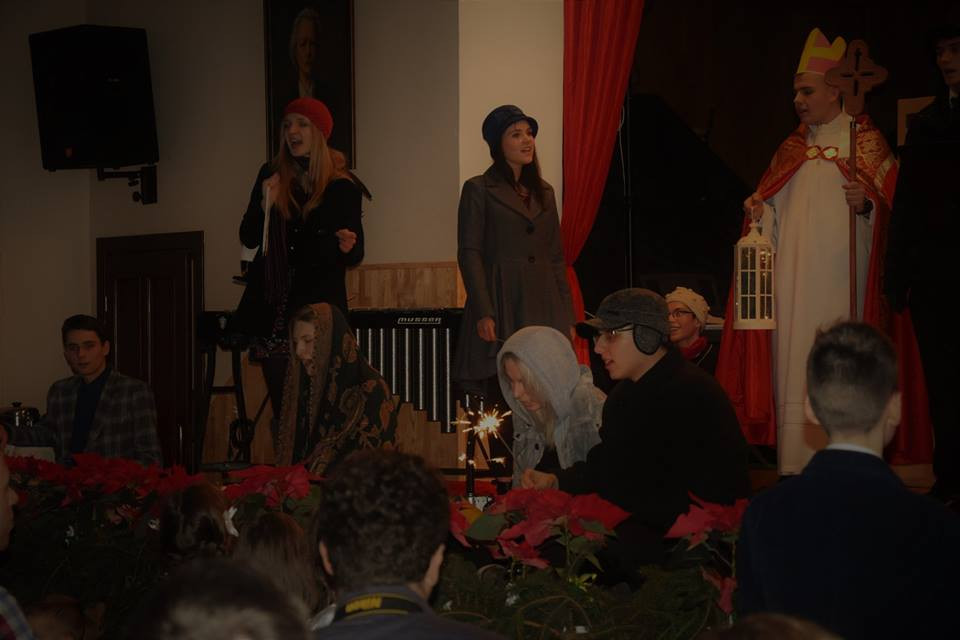 Radosna Wigilia rodziców, uczniów oraz grona pedagogicznego Katolickiego Pallotyńskiego Liceum, Gimnazjum i Szkoły Podstawowej w Chełmnie