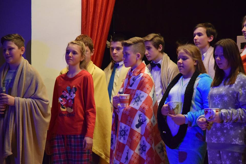 Radosna Wigilia rodziców, uczniów oraz grona pedagogicznego Katolickiego Pallotyńskiego Liceum, Gimnazjum i Szkoły Podstawowej w Chełmnie