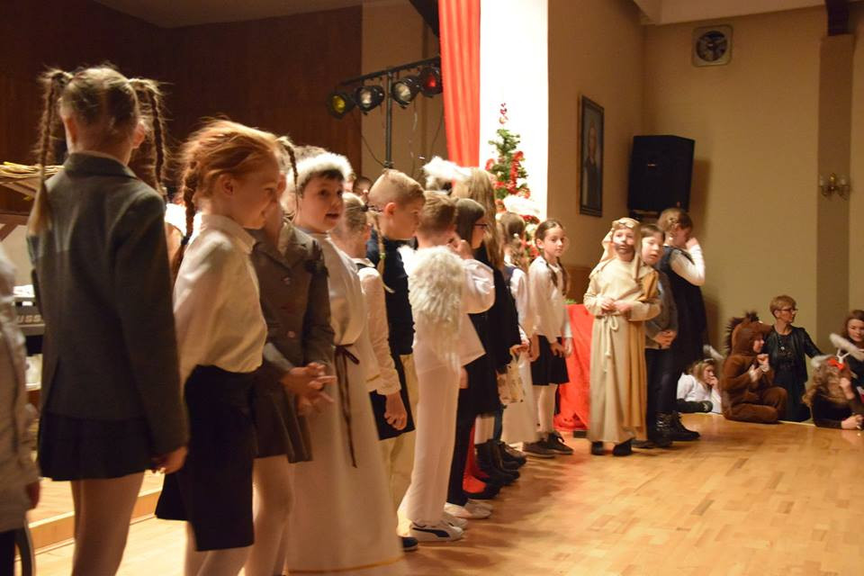 Radosna Wigilia rodziców, uczniów oraz grona pedagogicznego Katolickiego Pallotyńskiego Liceum, Gimnazjum i Szkoły Podstawowej w Chełmnie