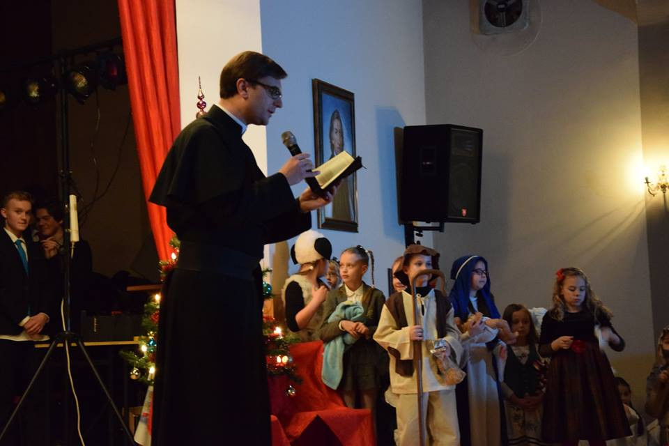 Radosna Wigilia rodziców, uczniów oraz grona pedagogicznego Katolickiego Pallotyńskiego Liceum, Gimnazjum i Szkoły Podstawowej w Chełmnie