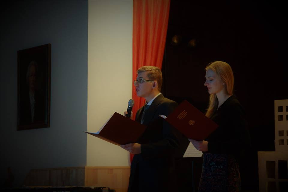 Radosna Wigilia rodziców, uczniów oraz grona pedagogicznego Katolickiego Pallotyńskiego Liceum, Gimnazjum i Szkoły Podstawowej w Chełmnie