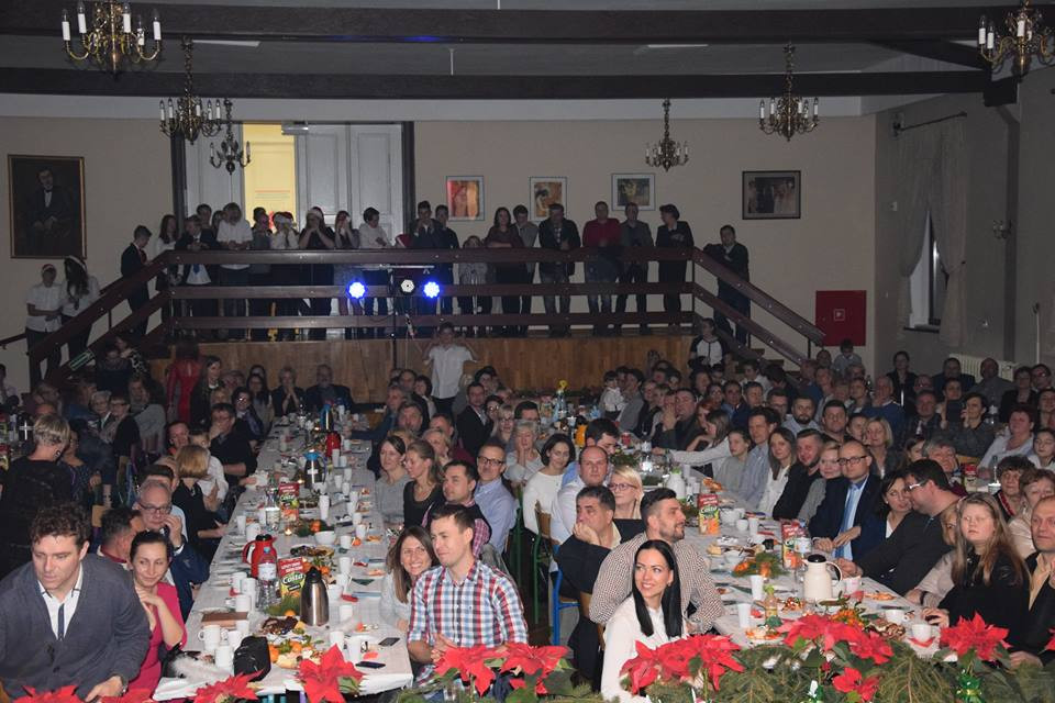 Radosna Wigilia rodziców, uczniów oraz grona pedagogicznego Katolickiego Pallotyńskiego Liceum, Gimnazjum i Szkoły Podstawowej w Chełmnie