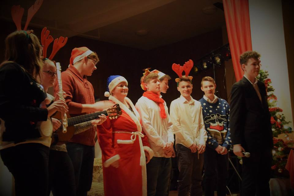 Radosna Wigilia rodziców, uczniów oraz grona pedagogicznego Katolickiego Pallotyńskiego Liceum, Gimnazjum i Szkoły Podstawowej w Chełmnie