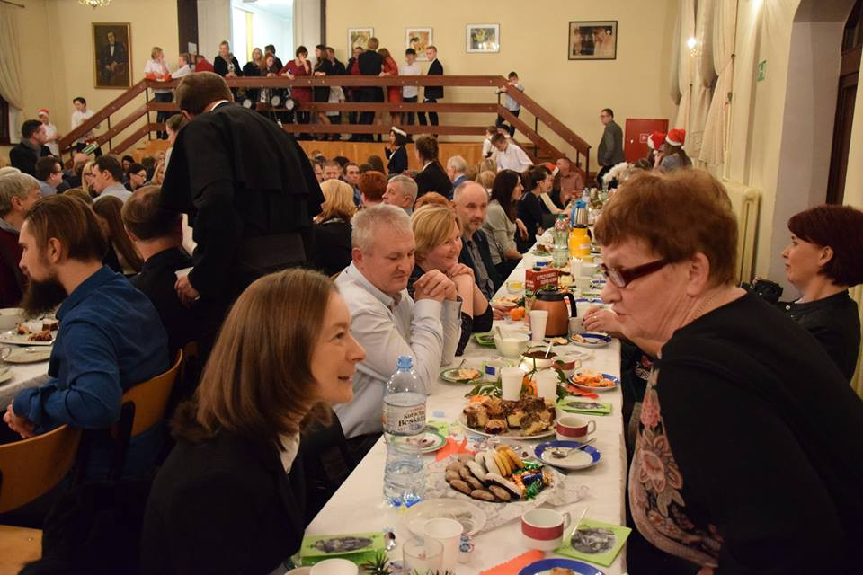Radosna Wigilia rodziców, uczniów oraz grona pedagogicznego Katolickiego Pallotyńskiego Liceum, Gimnazjum i Szkoły Podstawowej w Chełmnie