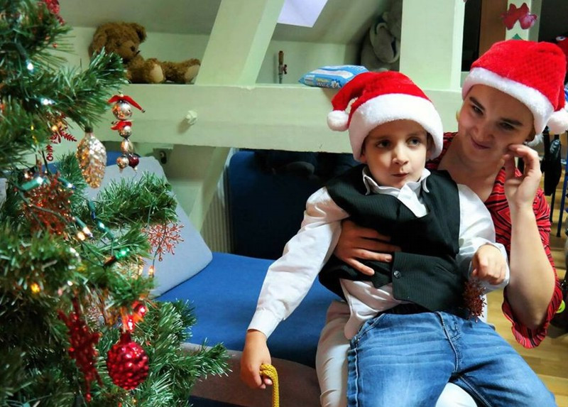 Podopieczni Specjalnego Ośrodka Szkolno-Wychowawczego przy Wigilijnym stole