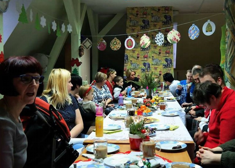 Podopieczni Specjalnego Ośrodka Szkolno-Wychowawczego przy Wigilijnym stole