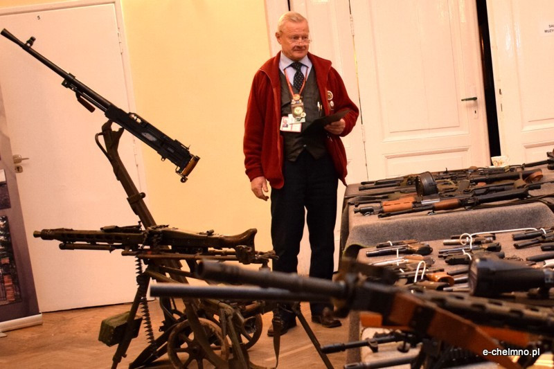 Pokaz broni historycznej i strzeleckiej w klubie 3 batalionu drogowo-mostowego