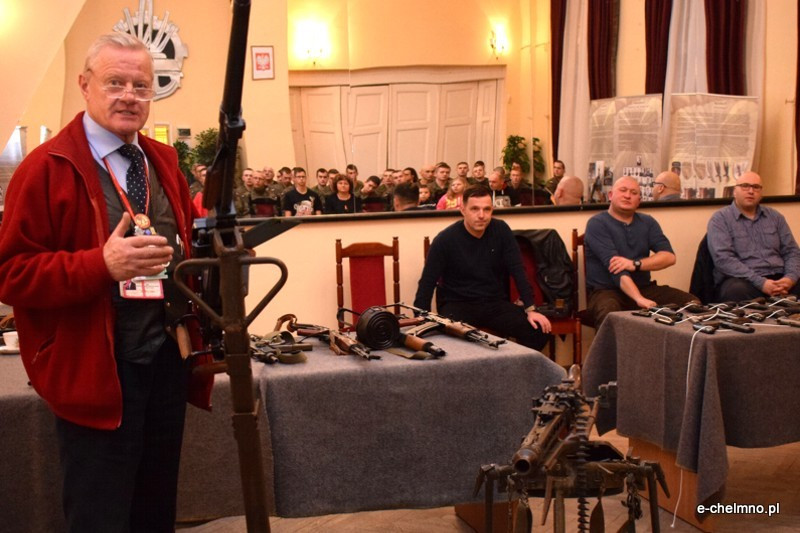 Pokaz broni historycznej i strzeleckiej w klubie 3 batalionu drogowo-mostowego