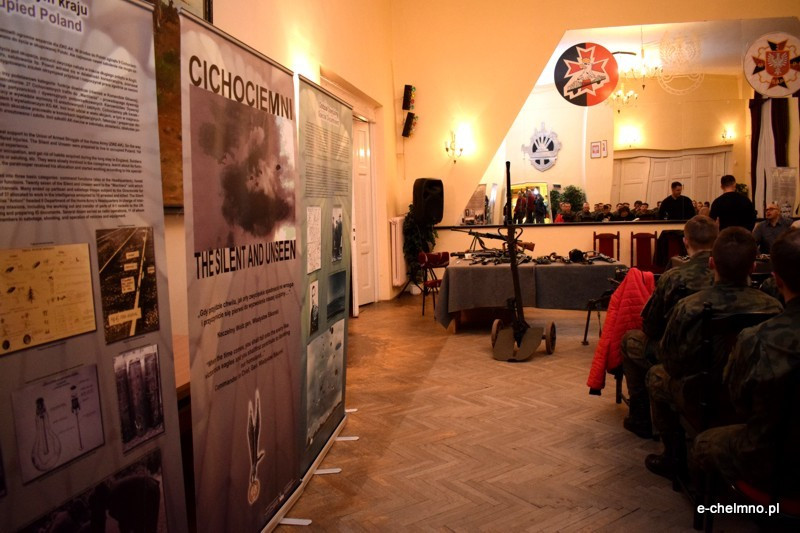 Pokaz broni historycznej i strzeleckiej w klubie 3 batalionu drogowo-mostowego