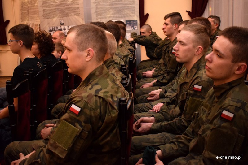 Pokaz broni historycznej i strzeleckiej w klubie 3 batalionu drogowo-mostowego