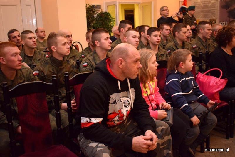 Pokaz broni historycznej i strzeleckiej w klubie 3 batalionu drogowo-mostowego