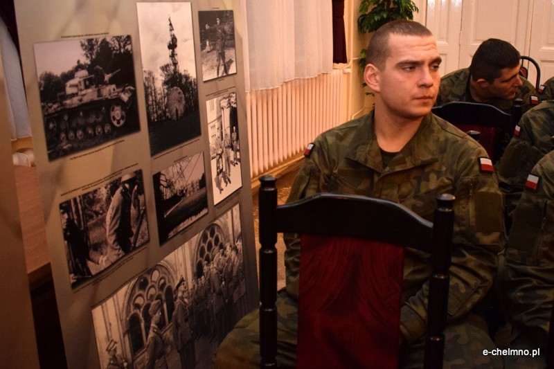 Pokaz broni historycznej i strzeleckiej w klubie 3 batalionu drogowo-mostowego