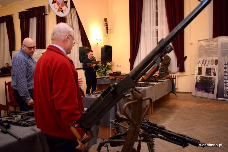 Pokaz broni historycznej i strzeleckiej w klubie 3 batalionu drogowo-mostowego