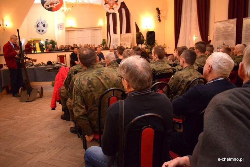 Pokaz broni historycznej i strzeleckiej w klubie 3 batalionu drogowo-mostowego