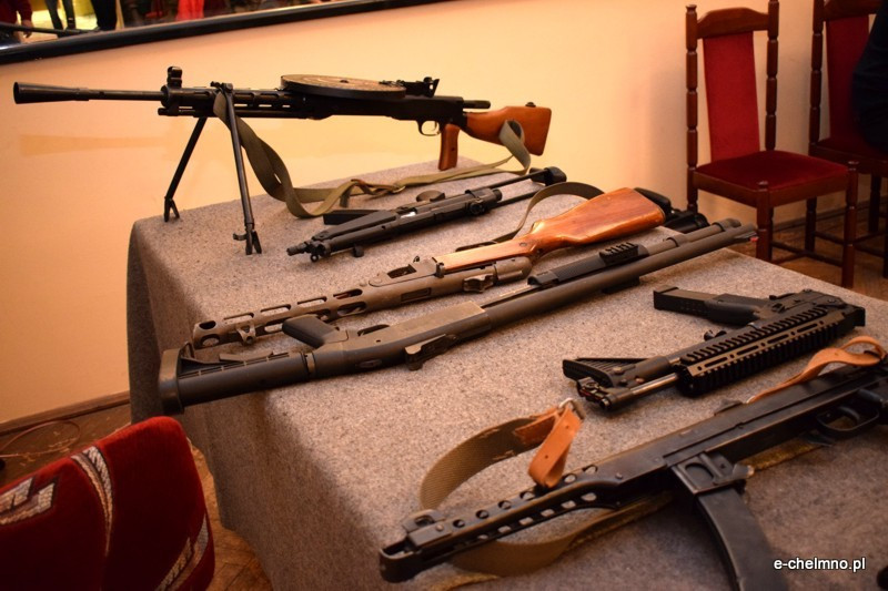 Pokaz broni historycznej i strzeleckiej w klubie 3 batalionu drogowo-mostowego