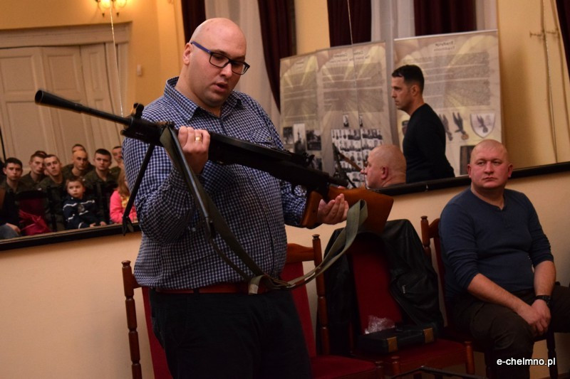 Pokaz broni historycznej i strzeleckiej w klubie 3 batalionu drogowo-mostowego