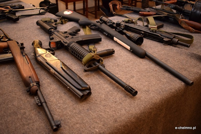 Pokaz broni historycznej i strzeleckiej w klubie 3 batalionu drogowo-mostowego