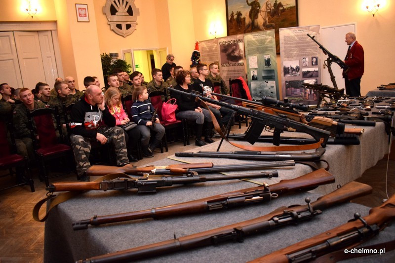 Pokaz broni historycznej i strzeleckiej w klubie 3 batalionu drogowo-mostowego