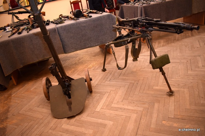 Pokaz broni historycznej i strzeleckiej w klubie 3 batalionu drogowo-mostowego