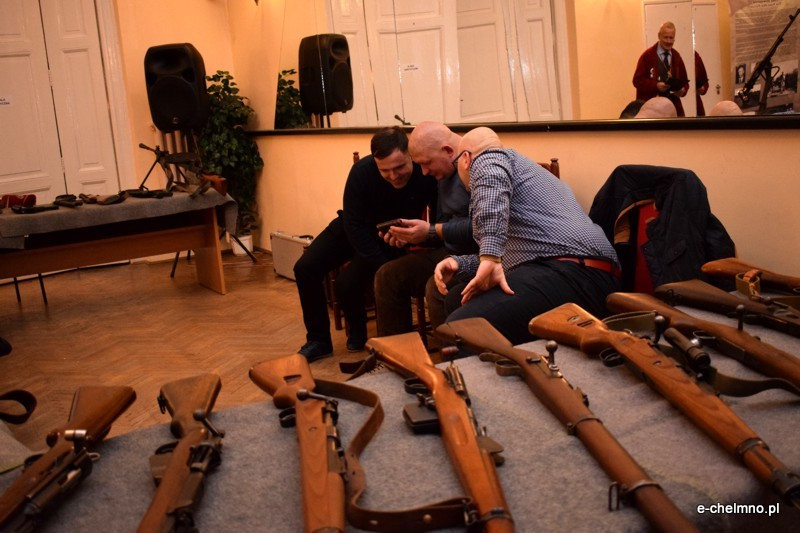 Pokaz broni historycznej i strzeleckiej w klubie 3 batalionu drogowo-mostowego