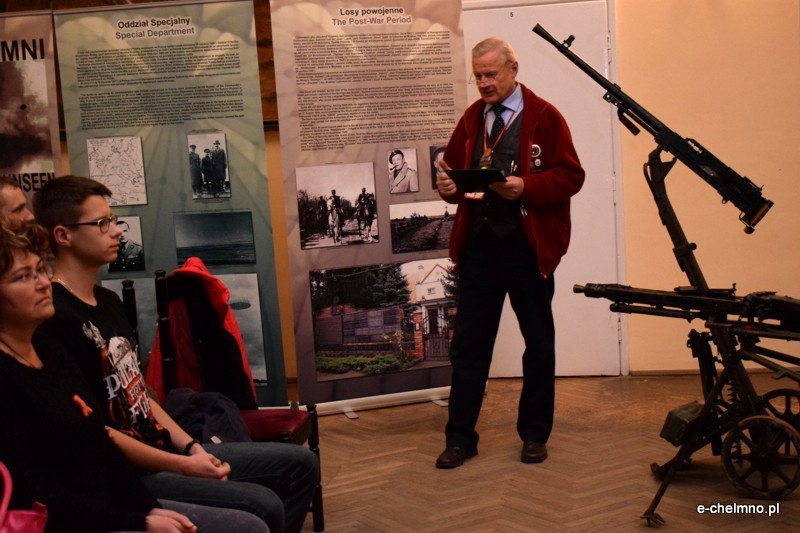 Pokaz broni historycznej i strzeleckiej w klubie 3 batalionu drogowo-mostowego