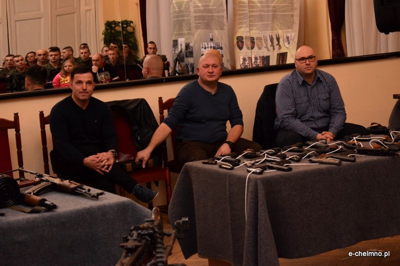 Pokaz broni historycznej i strzeleckiej w klubie 3 batalionu drogowo-mostowego
