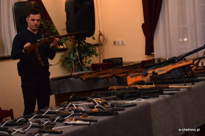 Pokaz broni historycznej i strzeleckiej w klubie 3 batalionu drogowo-mostowego
